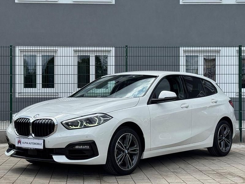 Alpinweiss iii Gebraucht 2020 BMW 118 Sport Line Kleinwagen | 19.600 € (Fairer Preis) - Bild 1/4