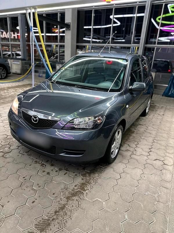 Grau Gebraucht 2004 Mazda 2 Kleinwagen | 1.699 € (Fairer Preis) - Bild 1/4