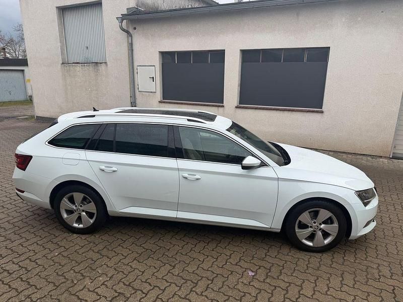 Gebraucht Skoda Superb 150 PS (110 kW) 2016 Weiß Limousine