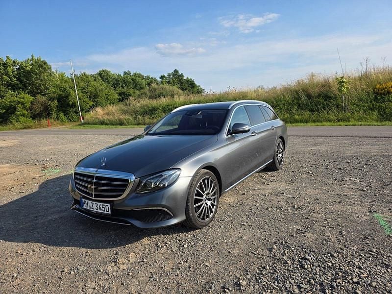 Grau Gebraucht 2017 Mercedes E350 Luxury Kombi | 26.900 € (Fairer Preis) - Bild 1/4