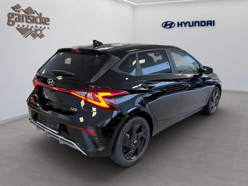 Neu Hyundai i20 Blackline 101 PS (74 kW) 2026 Schwarz Kleinwagen