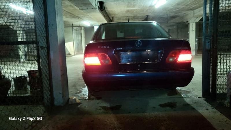 Gebraucht Mercedes E200 Classic 136 PS (100 kW) 1998 Blau Limousine