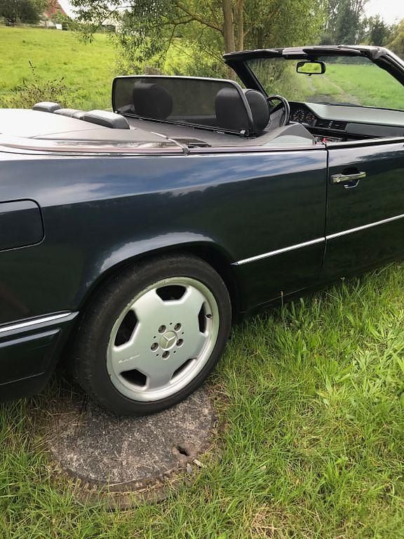 Gebraucht Mercedes E200 Edition 136 PS (100 kW) 1997 Blau Cabrio