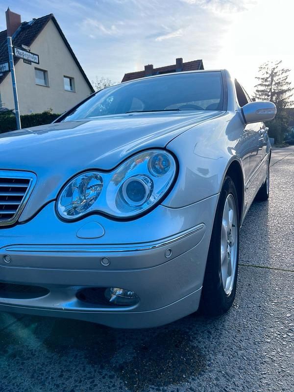 Grün Gebraucht 2002 Mercedes C320 Elegance Limousine | 4.499 € (Fairer Preis) - Bild 1/4