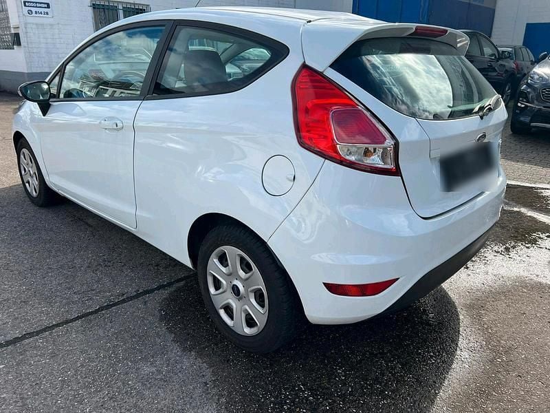 Gebraucht Ford Fiesta 65 PS (47 kW) 2014 Weiß Kleinwagen