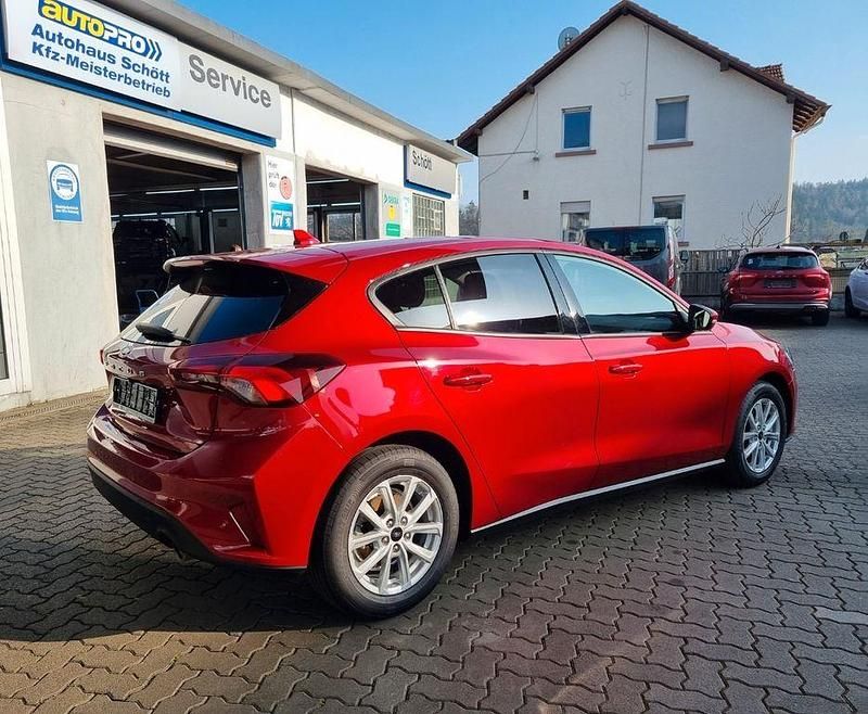 Gebraucht Ford Focus Cool & Connect 125 PS (91 kW) 2022 Rot Limousine