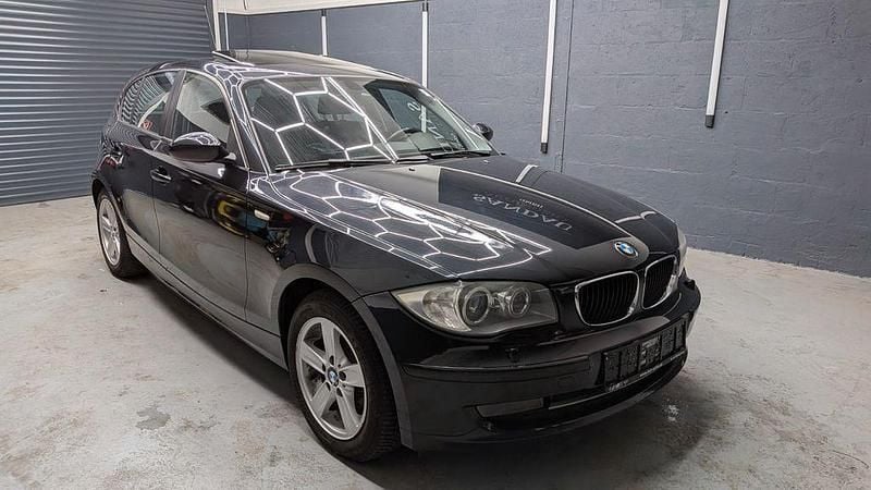 Schwarz Gebraucht 2009 BMW 118 Advantage Kleinwagen | 3.190 € (Fairer Preis) - Bild 1/4