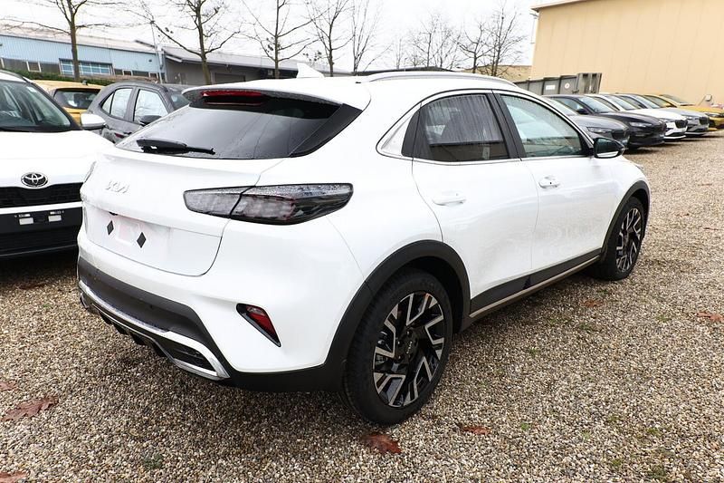 Neu Kia XCeed 150 PS (110 kW) 2025 Deluxeweiß metallic SUV
