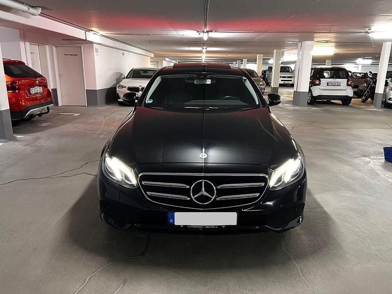 Schwarz Gebraucht 2020 Mercedes E220 Limousine | 32.000 € (Fairer Preis) - Bild 1/4
