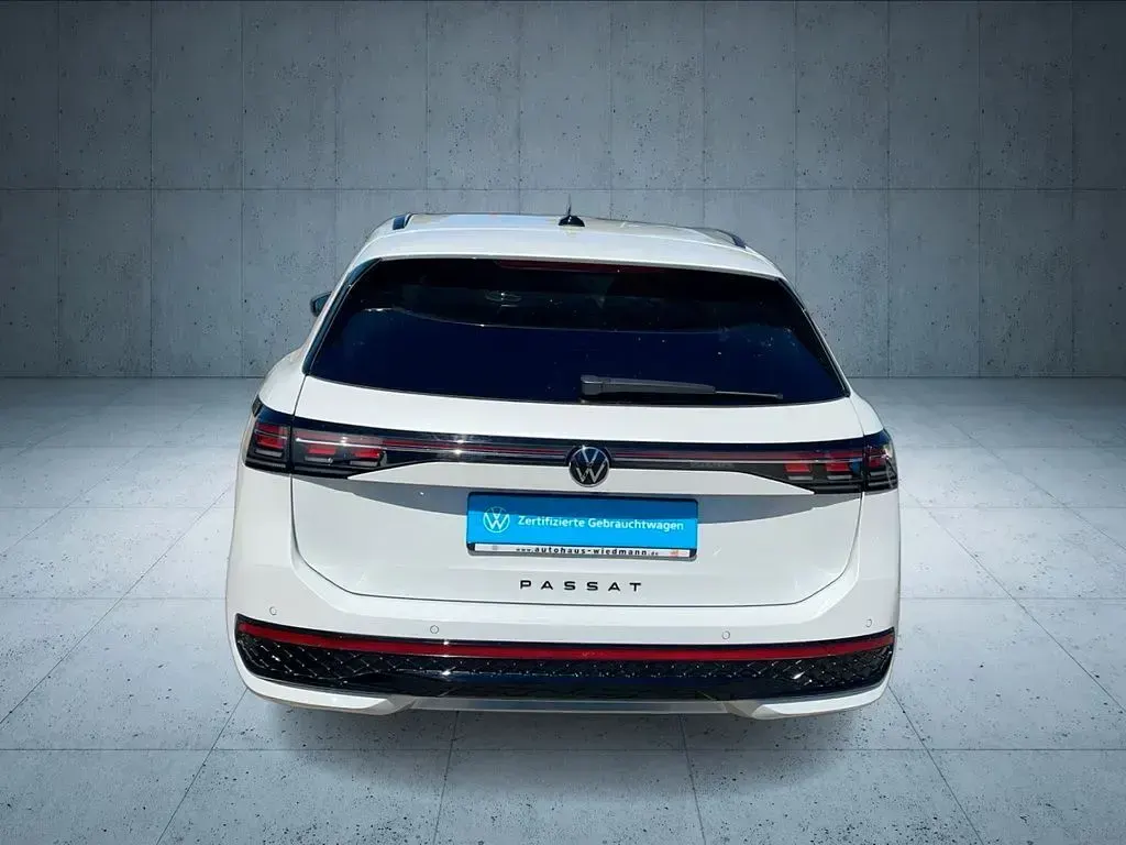 Gebraucht VW Passat R-line 150 PS (110 kW) 2024 Oryxweiß perlmutteffekt Kombi