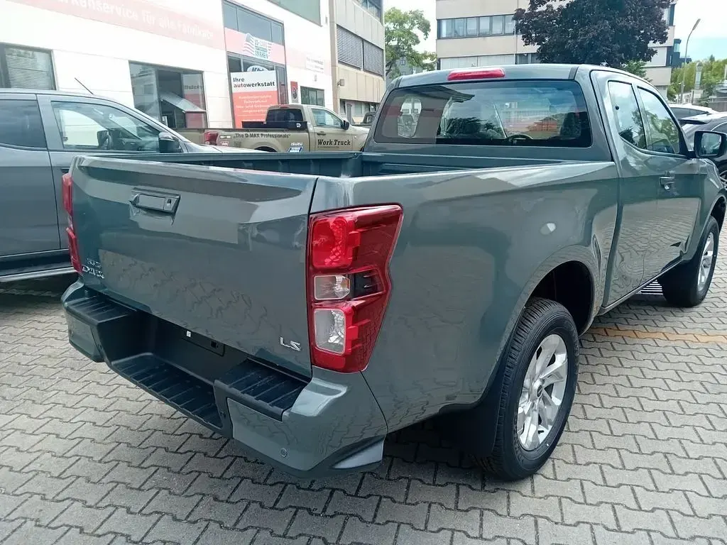 Neu Isuzu D-Max 163 PS (119 kW) 2026 Grau Pickup