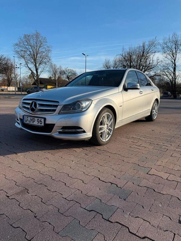 Silber Gebraucht 2011 Mercedes C220 Avantgarde Limousine | 9.999 € (Teuer) - Bild 1/4