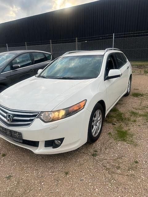 Weiß Gebraucht 2010 Honda Accord Elegance Kombi | 2.990 € (Superpreis) - Bild 1/4