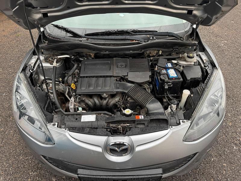 Gebraucht Mazda 2 75 PS (55 kW) 2011 Silber Kleinwagen