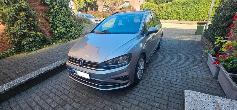 Beige Gebraucht 2018 VW Golf Sportsvan Comfortline Van / Kleinbus | 13.999 € (Superpreis) - Bild 1/4