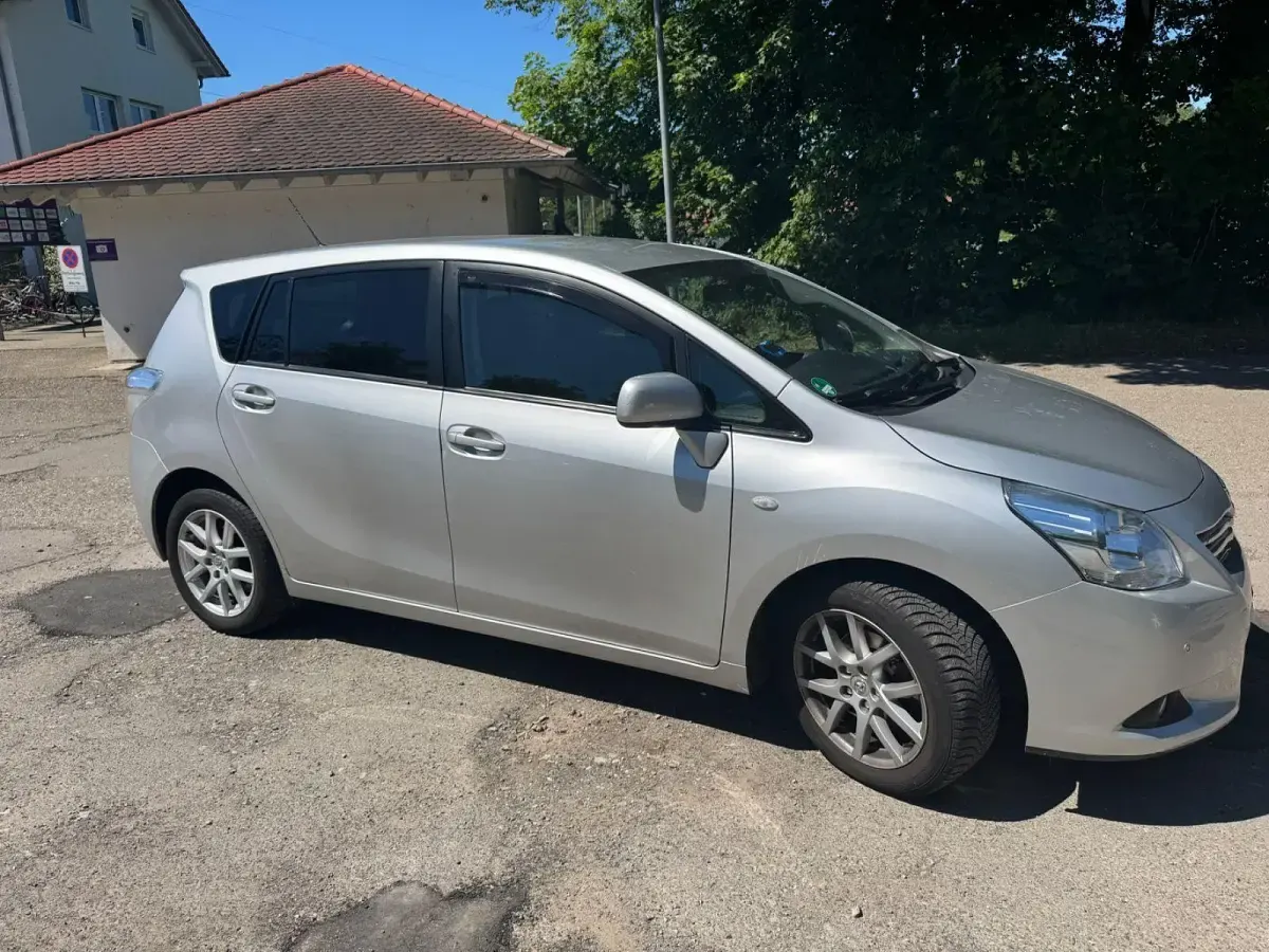Gebraucht Toyota Verso 126 PS (92 kW) 2012 Grau Van / Kleinbus