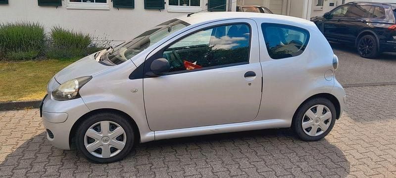Silber Gebraucht 2009 Toyota Aygo Kleinwagen | 2.490 € (Fairer Preis) - Bild 1/4