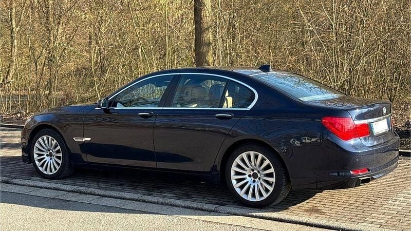 Gebraucht BMW 740 326 PS (239 kW) 2009 Blau Limousine