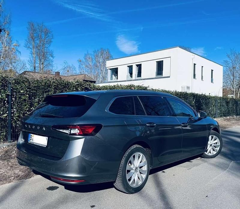 Gebraucht Skoda Superb Selection 150 PS (110 kW) 2024 Grau Kombi