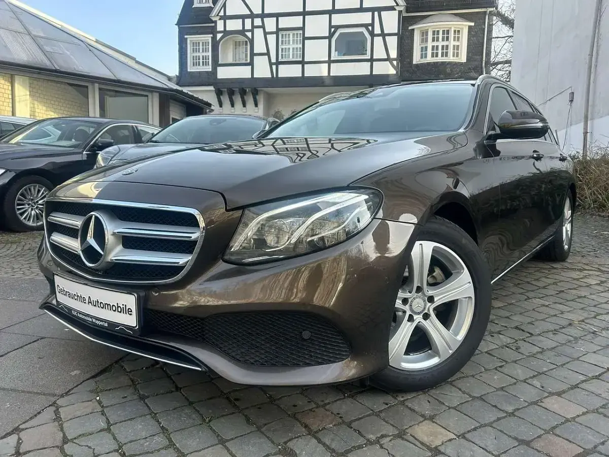 Gebraucht Mercedes E200 Avantgarde 184 PS (135 kW) 2017 Citrinbraun metalliclack Kombi