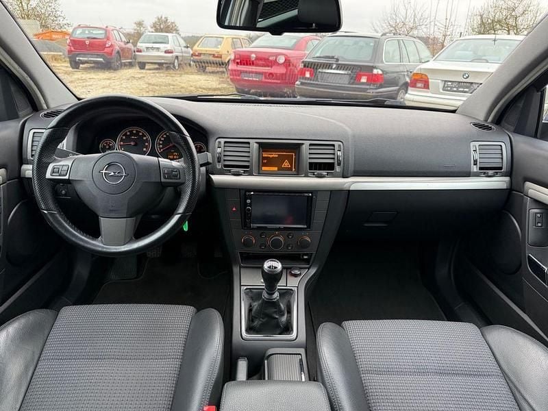 Gebraucht Opel Vectra Edition+ 140 PS (102 kW) 2008 Silber Limousine