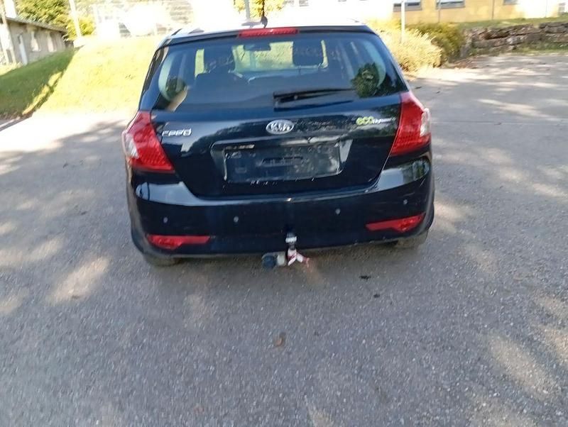 Schwarz Gebraucht 2010 Kia Ceed Attract Limousine | 2.400 € (Guter Preis) - Bild 1/4