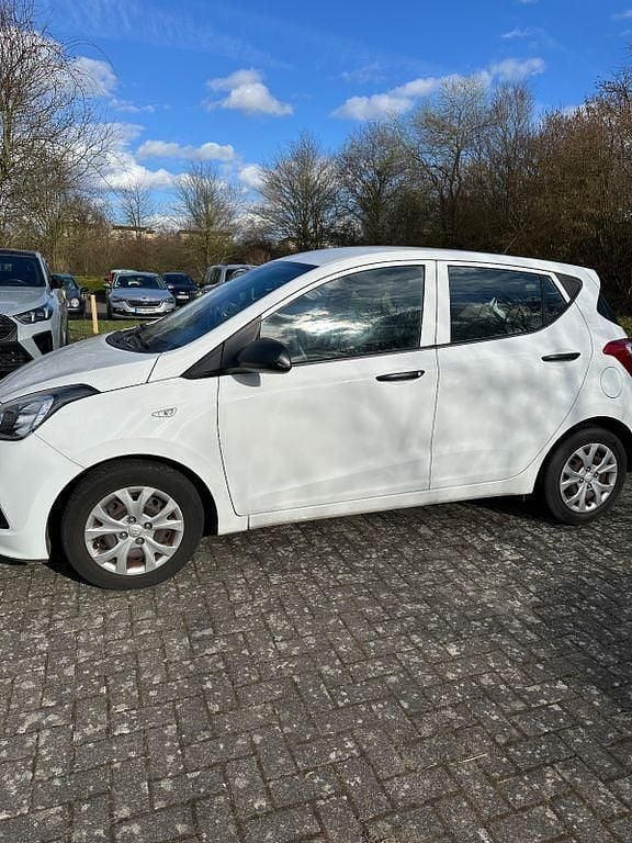Gebraucht Hyundai i10 67 PS (49 kW) 2016 Silber Kleinwagen