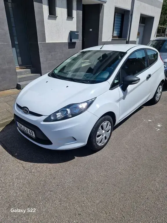 Gebraucht Ford Fiesta Trend 60 PS (44 kW) 2012 Weiß Kleinwagen