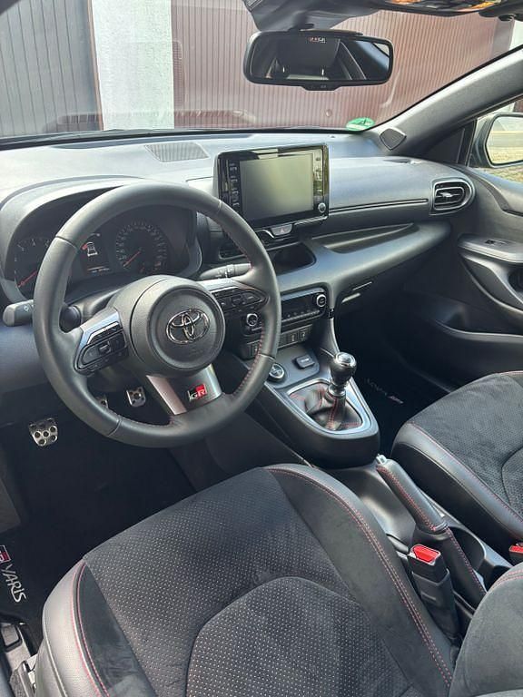 Schwarz Gebraucht 2021 Toyota Yaris Limousine | 28.900 € (Guter Preis) - Bild 1/4