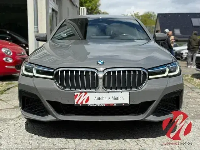 Gebraucht BMW 520 M Sport 190 PS (139 kW) 2021 Berninagrau bernsteineffekt me Kombi