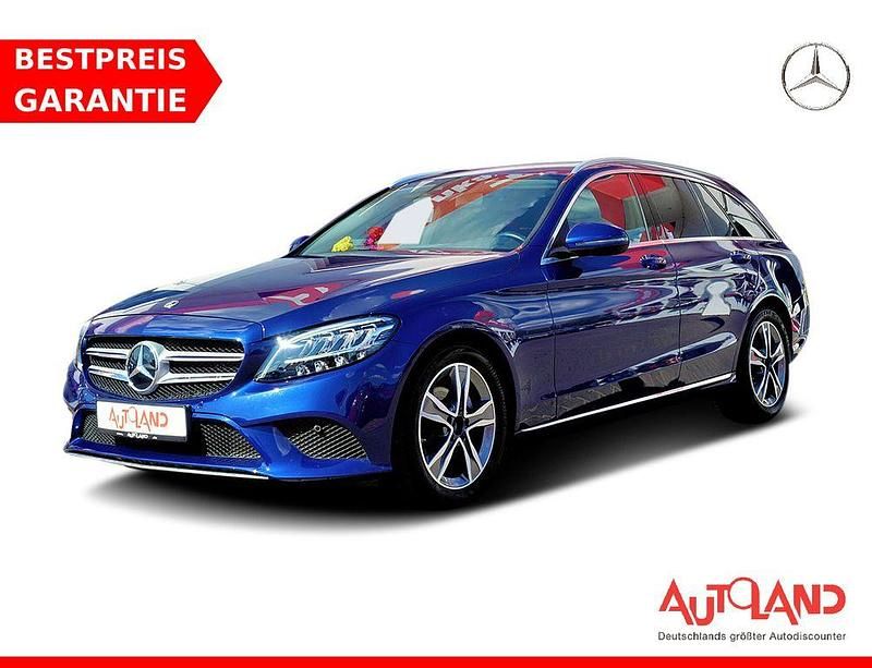 Brillantblau metallic (metallic) Gebraucht 2020 Mercedes C180 Avantgarde Kombi | 27.950 € (Fairer Preis) - Bild 1/4