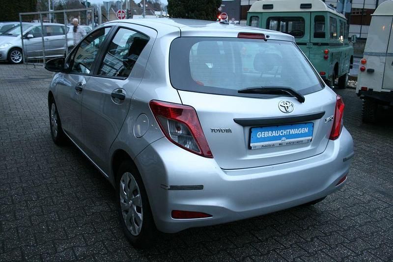 Gebraucht Toyota Yaris Cool 69 PS (50 kW) 2012 Ultra silver Kleinwagen