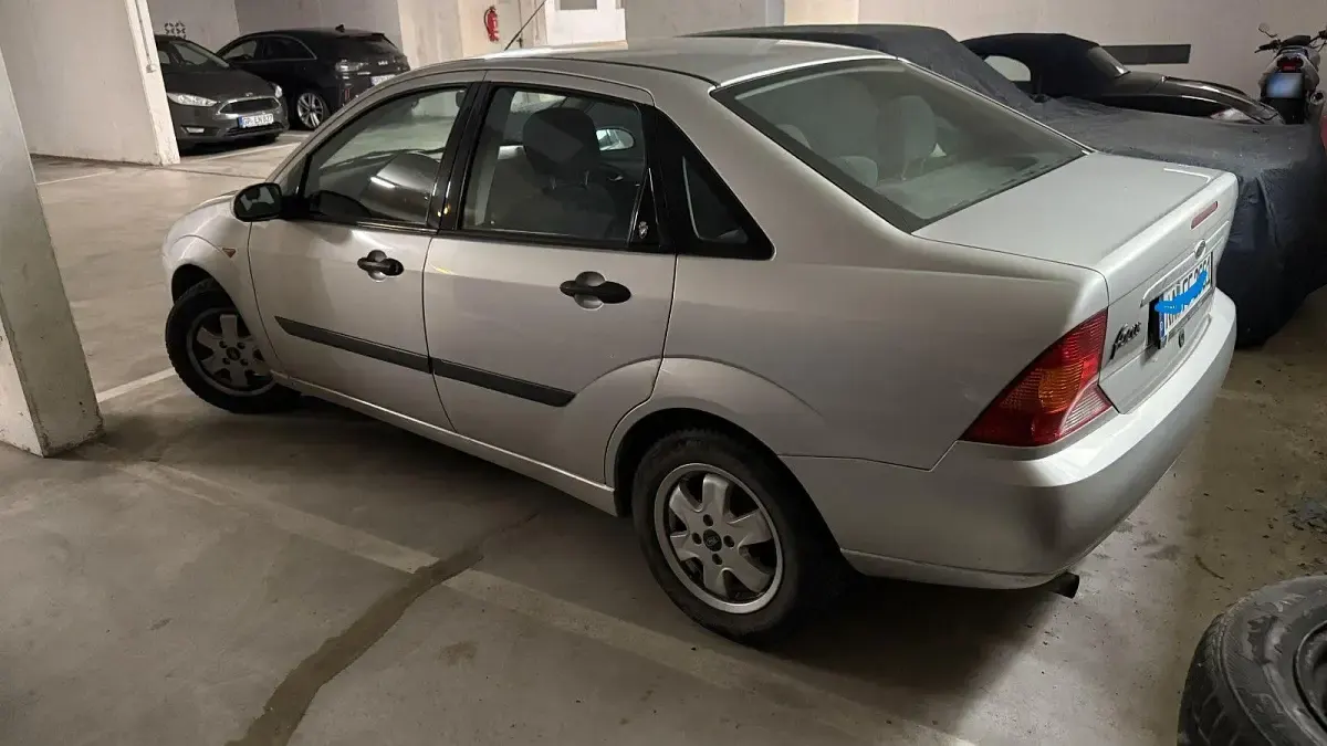 Gebraucht Ford Focus Ghia 101 PS (74 kW) 2000 Silber Limousine