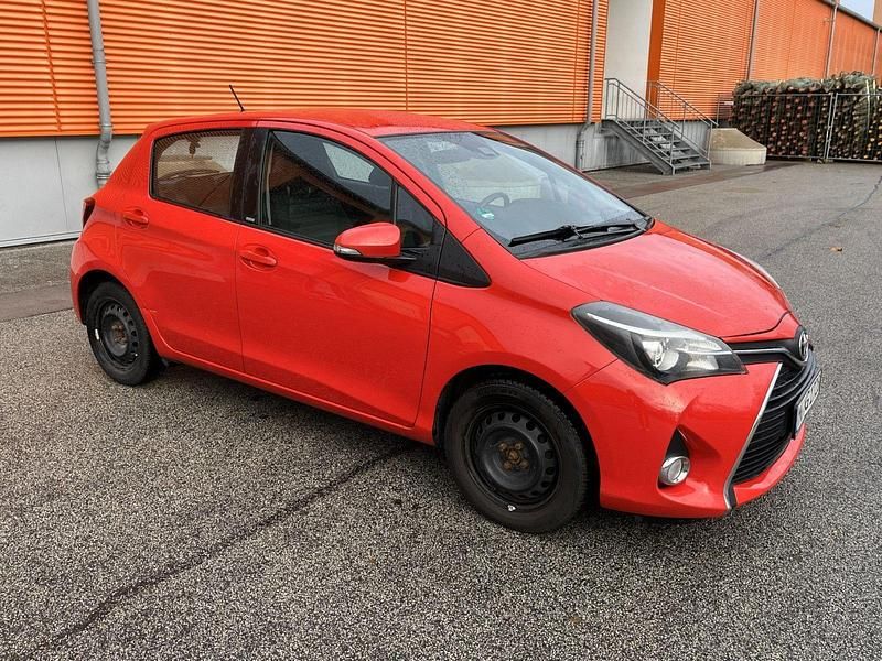 Rot Gebraucht 2017 Toyota Yaris Edition-S Kleinwagen | 5.990 € (Superpreis) - Bild 1/4