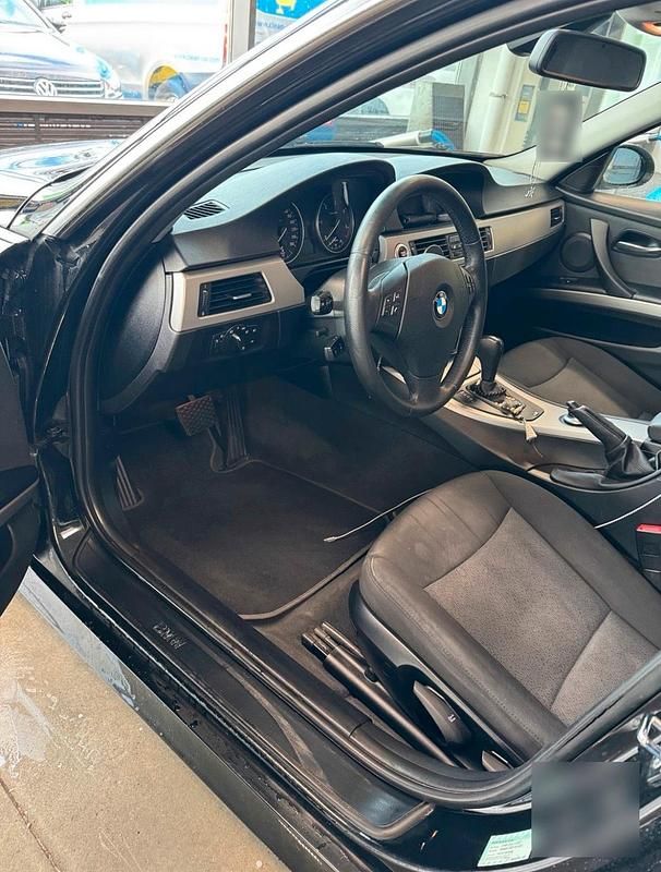 Second-hand BMW 325 197 CP (144 kW) 2008 Negru Berlinǎ