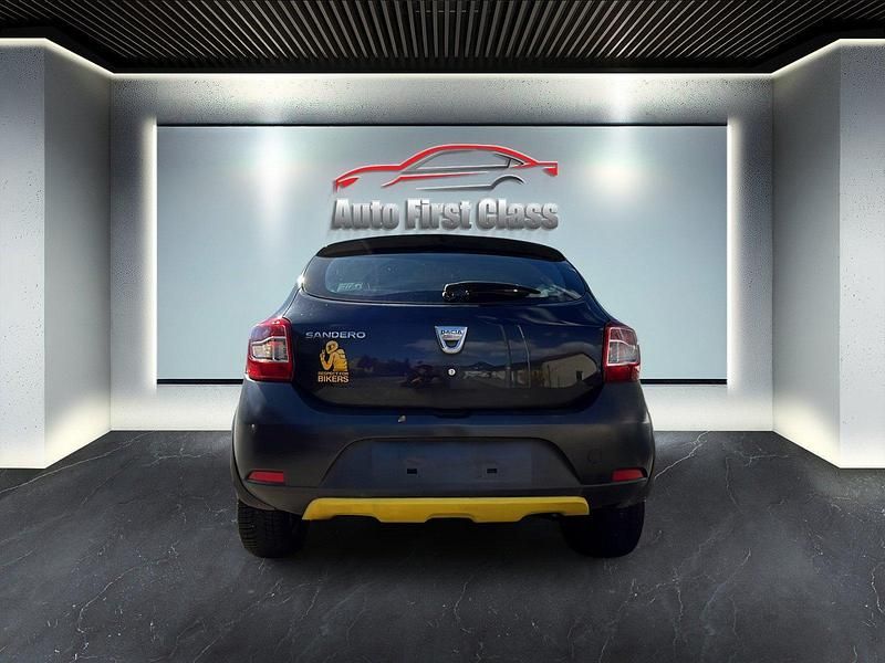 Gebraucht Dacia Sandero Stepway 90 PS (66 kW) 2014 Schwarz Kleinwagen