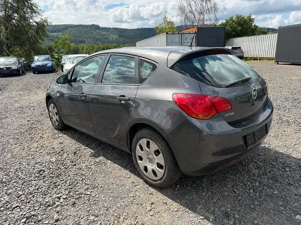 Gebraucht Opel Astra Edition 116 PS (85 kW) 2010 Grau Limousine