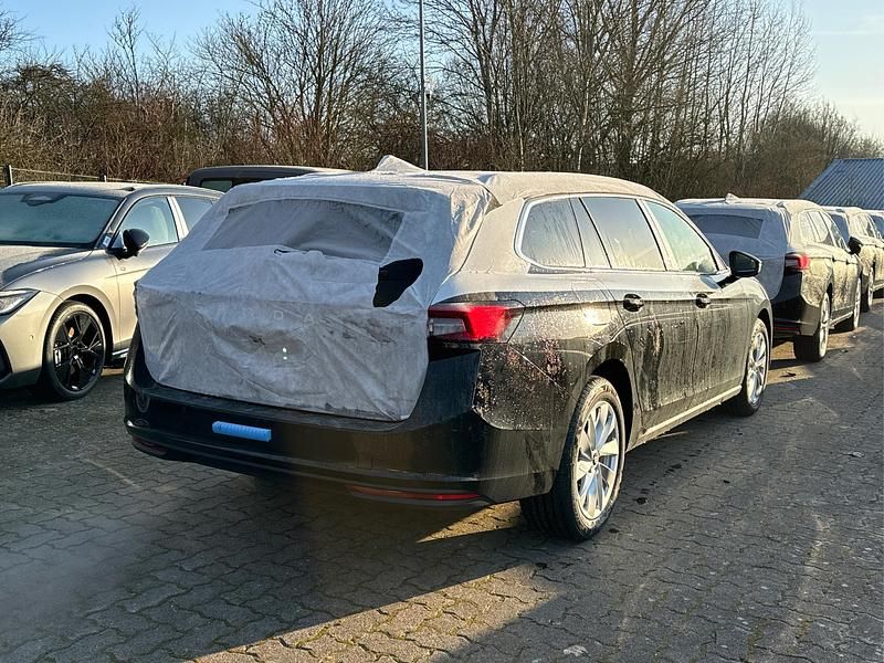 Neu Skoda Superb Selection 150 PS (110 kW) 2025 Onyxschwarz metallic Kombi