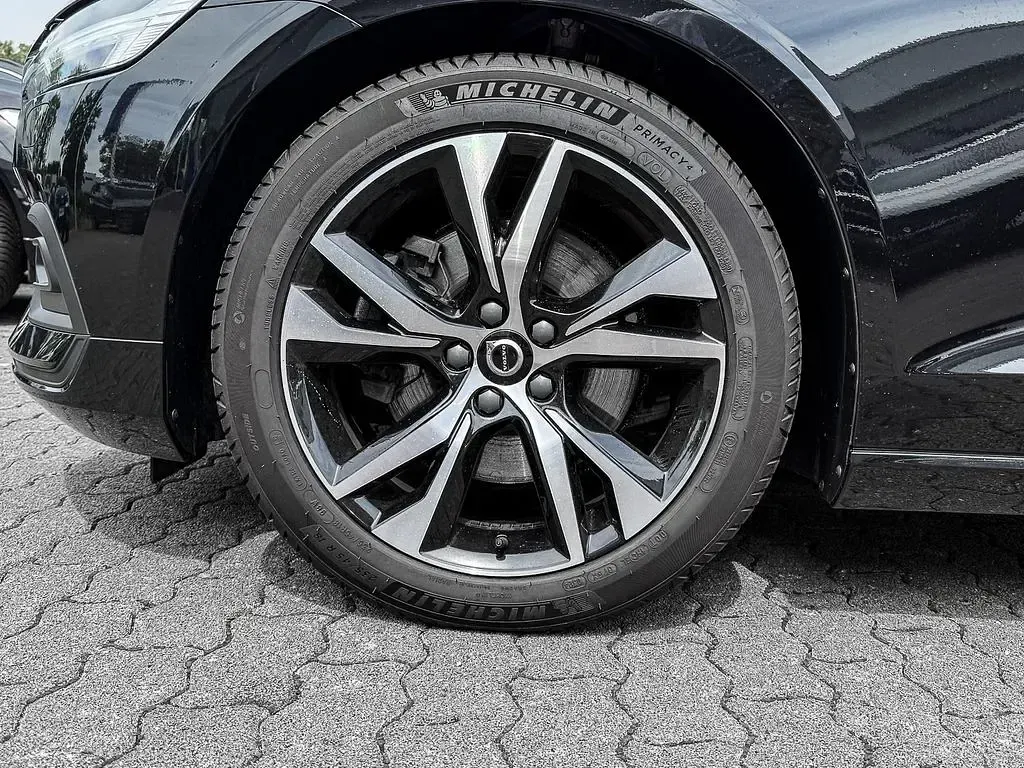 Gebraucht Volvo V60 Core 163 PS (119 kW) 2024 Schwarz Kombi