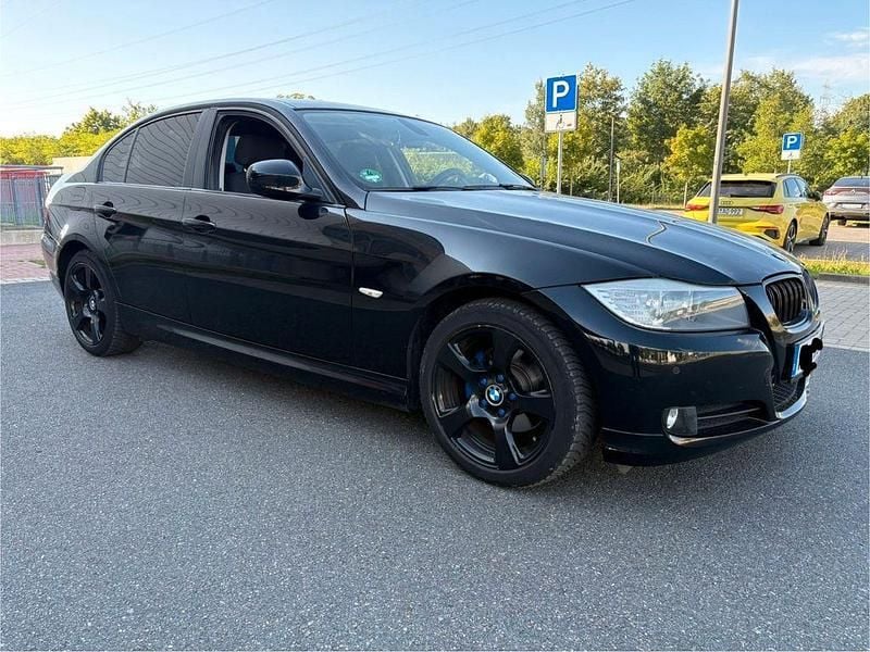 Schwarz Gebraucht 2011 BMW 320 Sport Line Limousine | 7.990 € (Fairer Preis) - Bild 1/4
