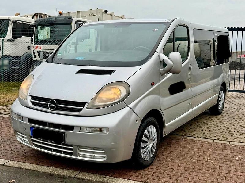 Second-hand Opel Vivaro 82 CP (60 kW) 2006 Argintiu Monovolum