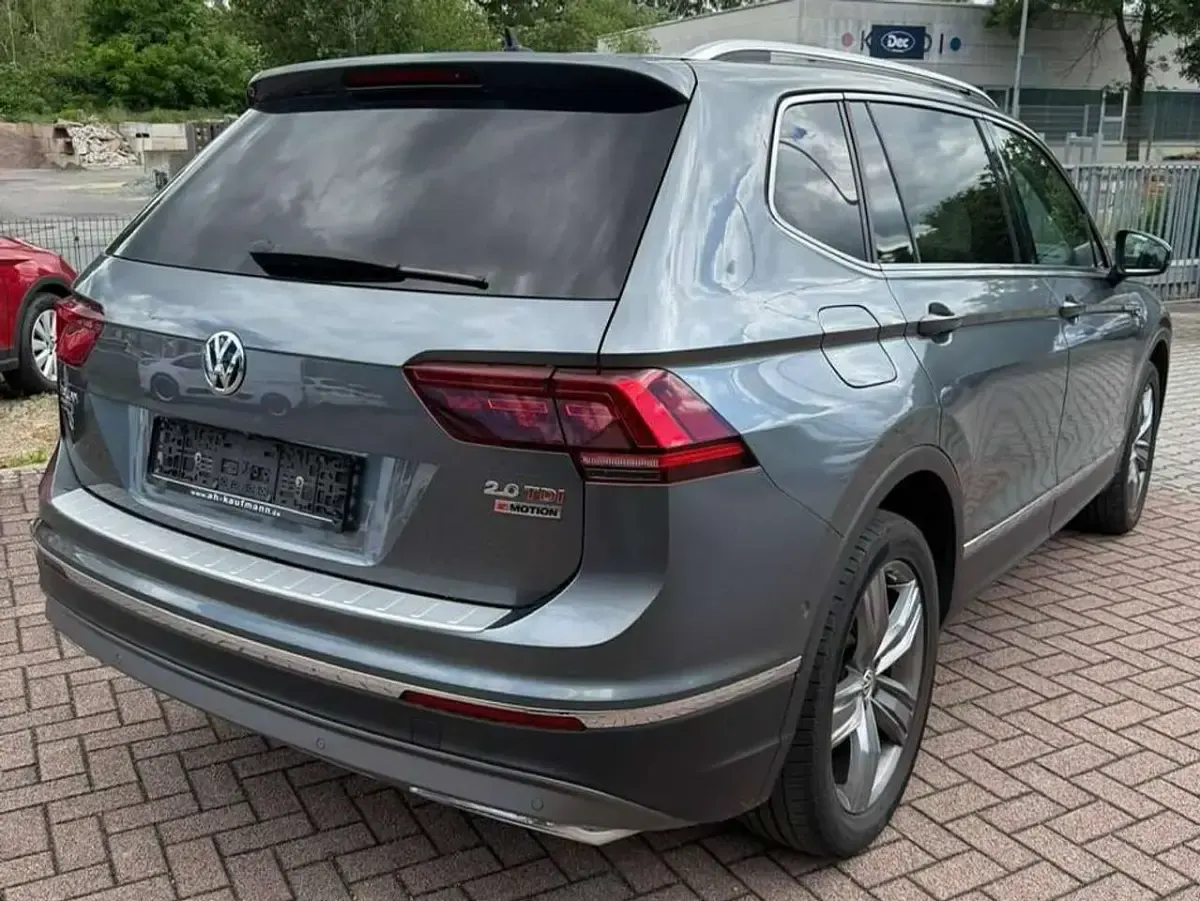 Gebraucht VW Tiguan Allspace Highline 239 PS (175 kW) 2018 Platinum grey metallic SUV