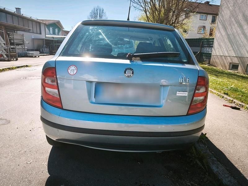 Second-hand Skoda Fabia 64 CP (47 kW) 2004 Argintiu Berlinǎ