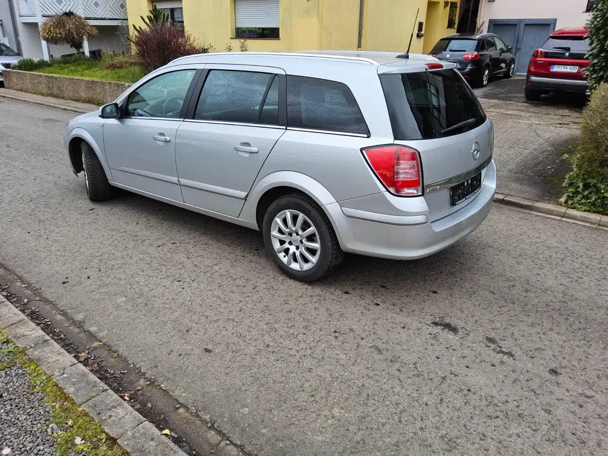 Gebraucht Opel Astra Selection 116 PS (85 kW) 2009 Argon silber/ice silver (m2) Kombi