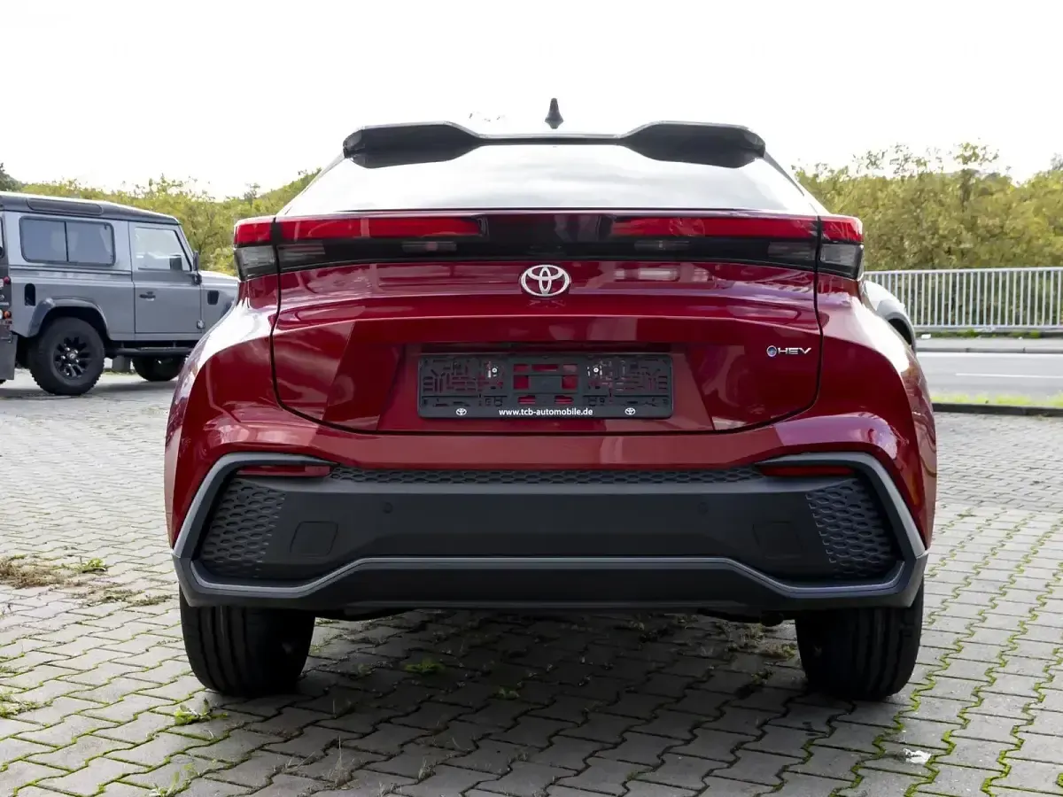 Neu Toyota C-HR 140 PS (102 kW) 2025 Karminarot/schwarz SUV