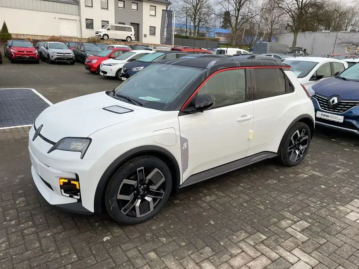 Käytetty Renault R5 Techno 80 kW (110 HP) 2025 Valkoinen Viistoperä
