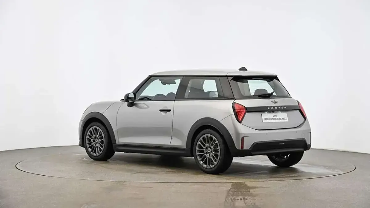 Używany Mini Cooper Classic 156 KM (114 kW) 2024 Szary Hatchback
