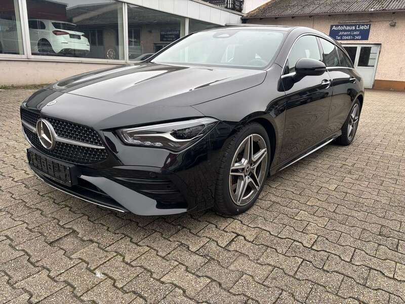Kosmosschwarz Gebraucht 2023 Mercedes CLA200 Shooting Brake AMG line Kombi | 30.900 € (Guter Preis) - Bild 1/4