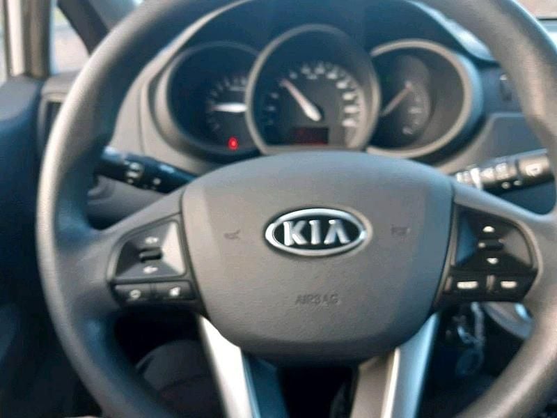 Gebraucht Kia Rio Attract 84 PS (61 kW) 2012 Silber Limousine