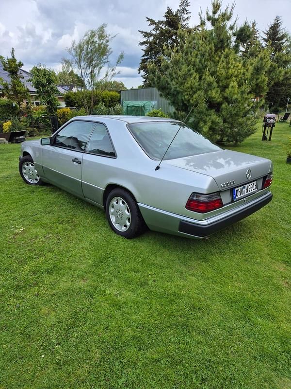 Silber Gebraucht 1991 Mercedes 230 Coupé | 8.500 € - Bild 1/4